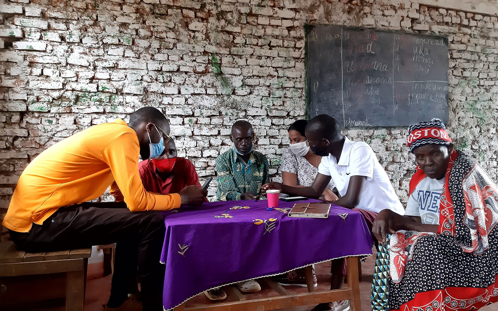 [Translate to English:] TUM student Prathiba Devadas with villagers in Rwanda.