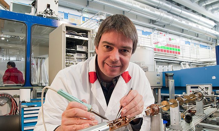 Prof. Dr. Pfleiderer bereitet eine Probe in der Forschungs-Neutronenquelle Heinz Maier-Leibnitz vor. (Photo: Wenzel Schuermann / TUM)