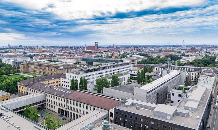 Blick über die Dächer des Innenstadtcampus der Technischen Universität München in der Arcisstraße.