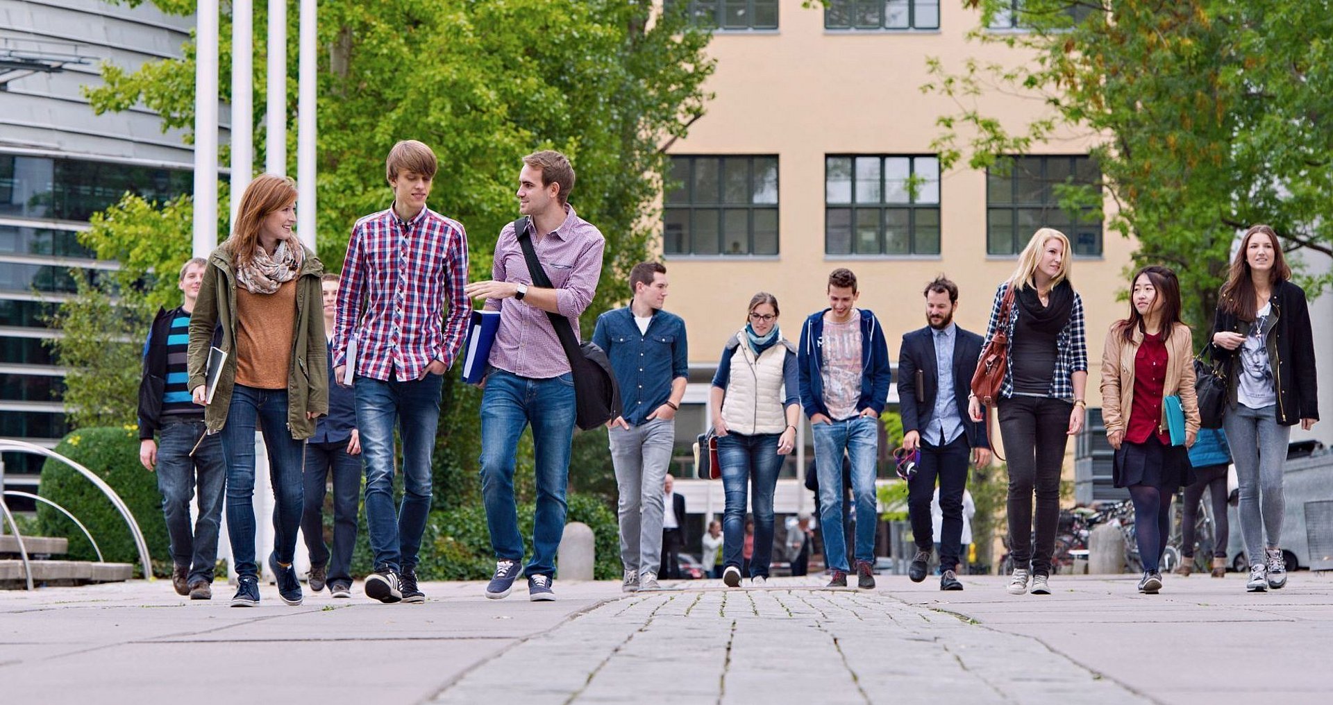 Recipients of the German national scholarship program Deutschlandstipendium walking as a group along the central campus court yard of TUM in Munich