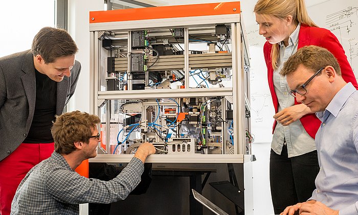 Dominik Sievert (left) and Maria Driesel (second from the right), founders of inveox with the prototype of their automation platform.