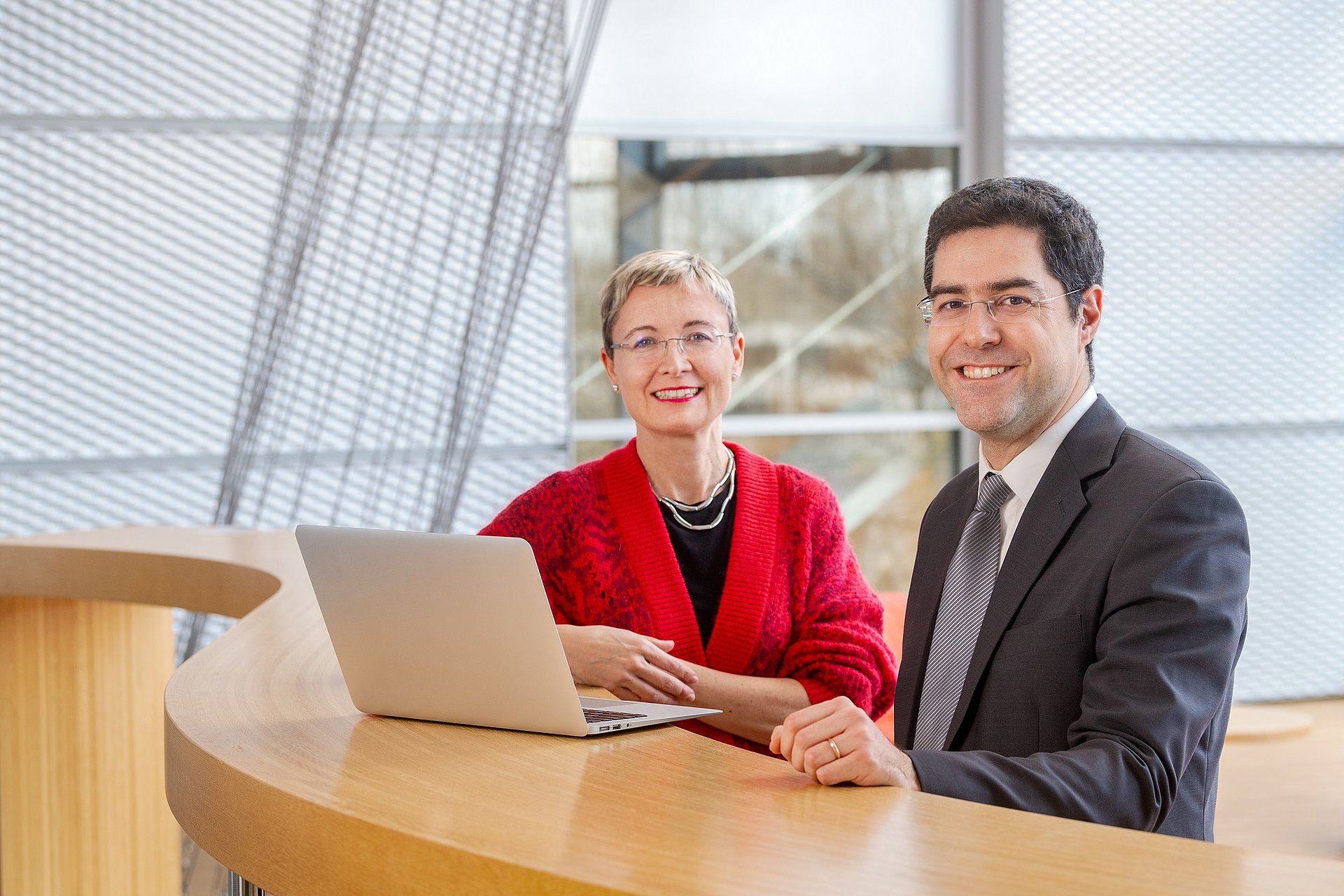 Porträtbild der beiden Koordinierenden des Innovation Network ARTEMIS Prof. Angela Casini (links) und Prof. Alessio Gagliardi vor einem Laptop.