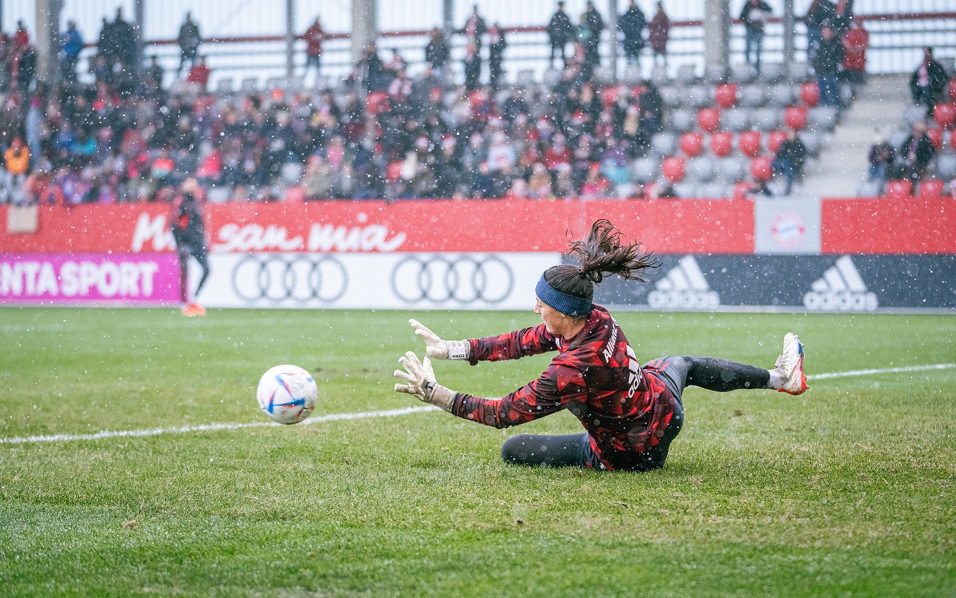 Goalkeeper Maria Luisa Grohs from FC Bayern München in action. 