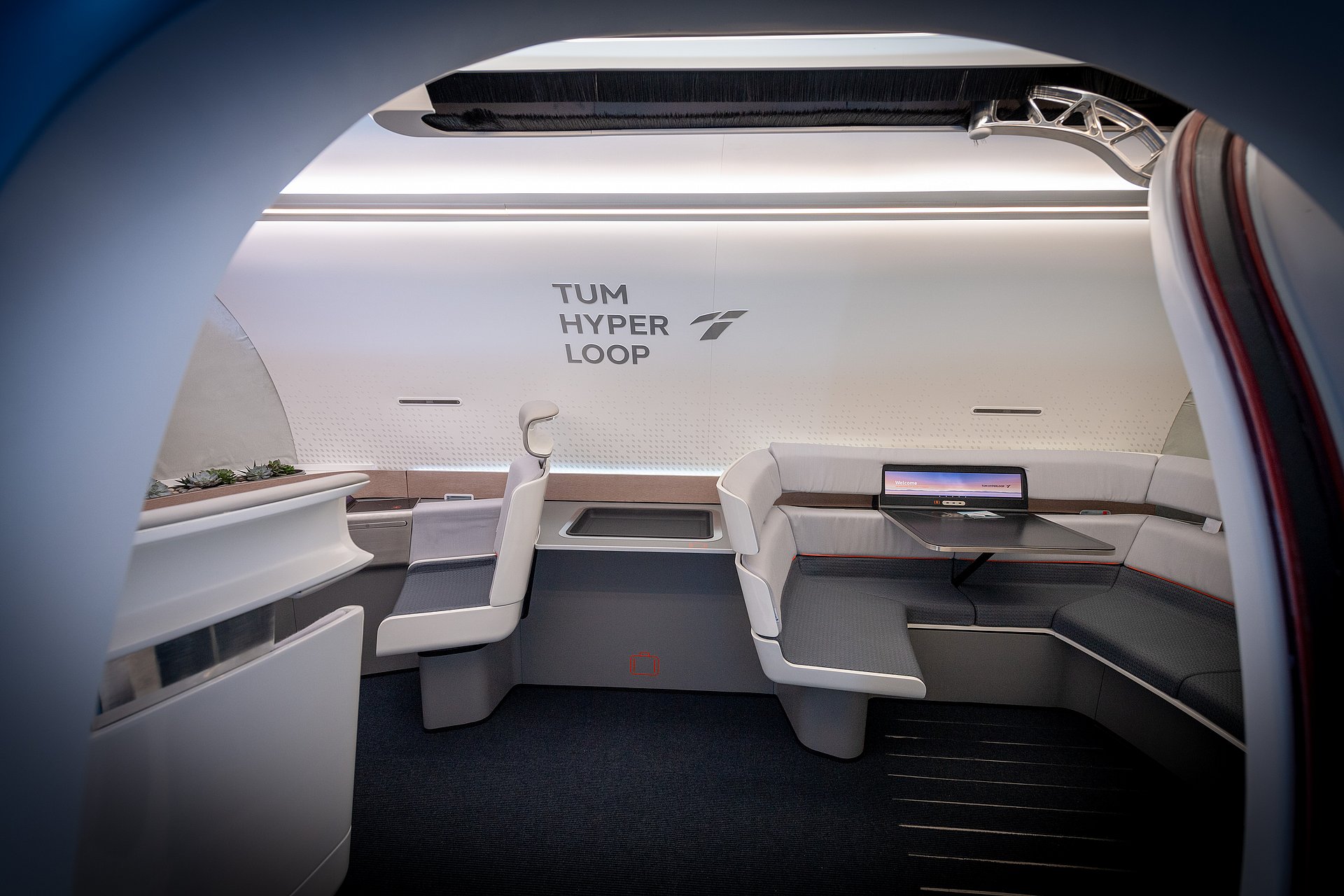 The interior of the Hyperloop capsule makes a cozy impression with lounge character due to bright colors.