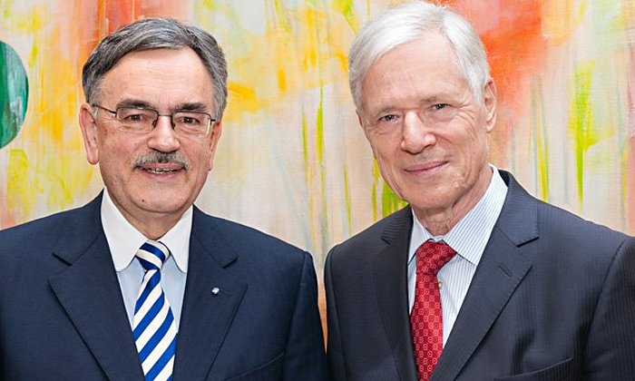 TUM-Präsident Prof. Wolfgang A. Herrmann (li.) und Ludwig Scheidegger, Obmann des Kuratoriums, bei der Vertragsunterzeichnung.