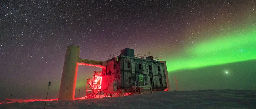 Das IceCube Lab am Südpol unter den Sternen.