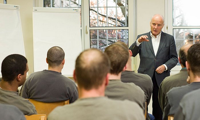 Teilnehmer eines Existenzgründer-Kurses in einem deutschen Gefängnis.