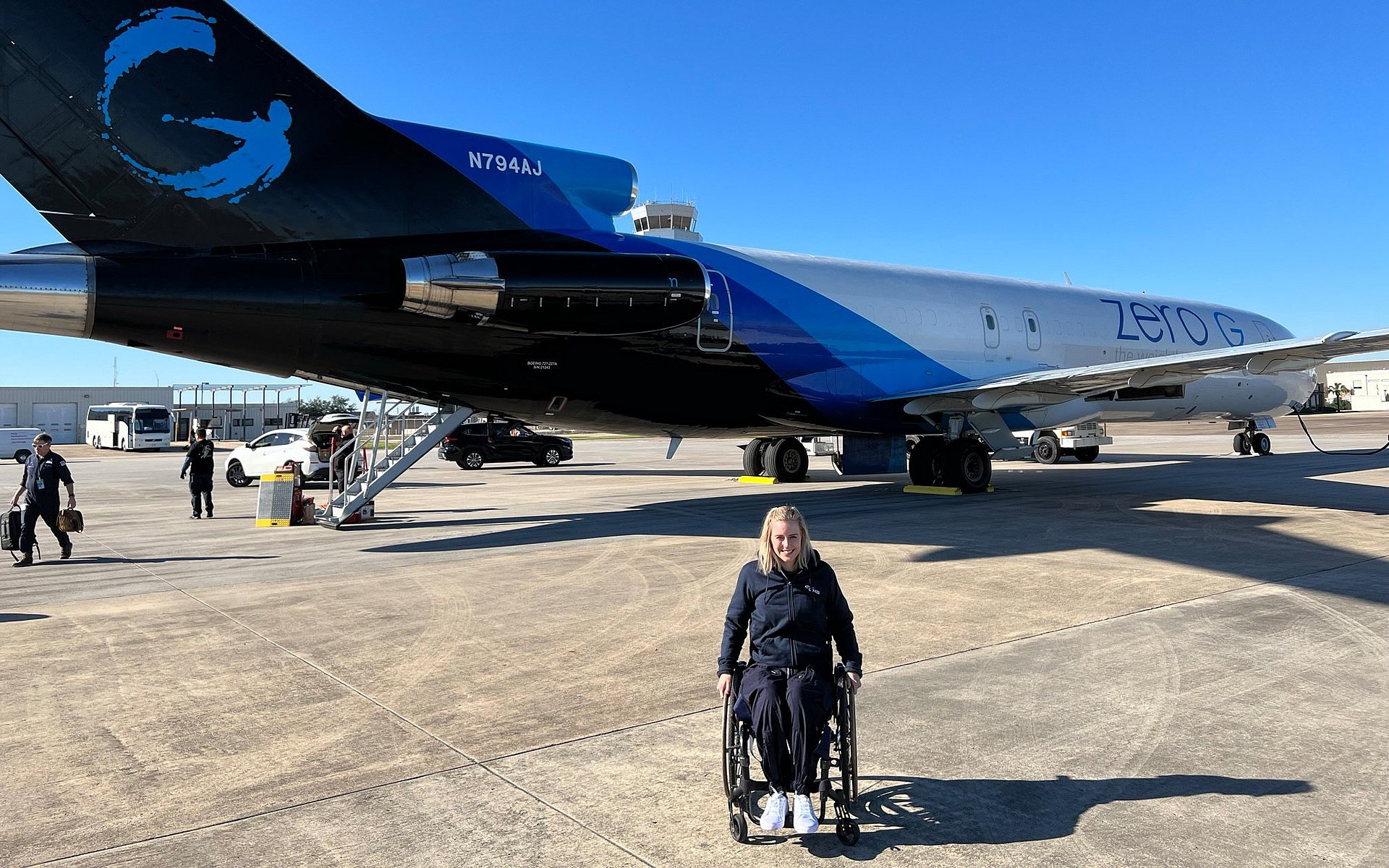 Michaela Benthaus vor dem Flugzeug, mit dem sie den Parabelflug in Houston absolvierte.