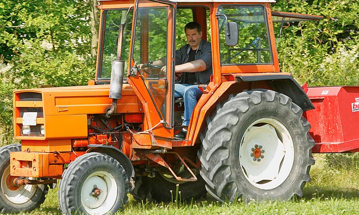 Der Unterallgäuer Landwirt Karl Merk fünf Jahre nach der weltweit ersten beidseitigen Armtransplantation. Seit diesem Sommer lenkt Karl Merk seinen Traktor ohne Hilfshandschuhe.