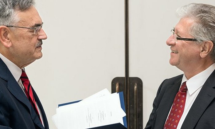 TUM-Präsident Prof. Wolfgang A.  Herrmann und Rudolf Herfurth, Vorstandsmitglied der Else Kröner-Fresenius-Stiftung.