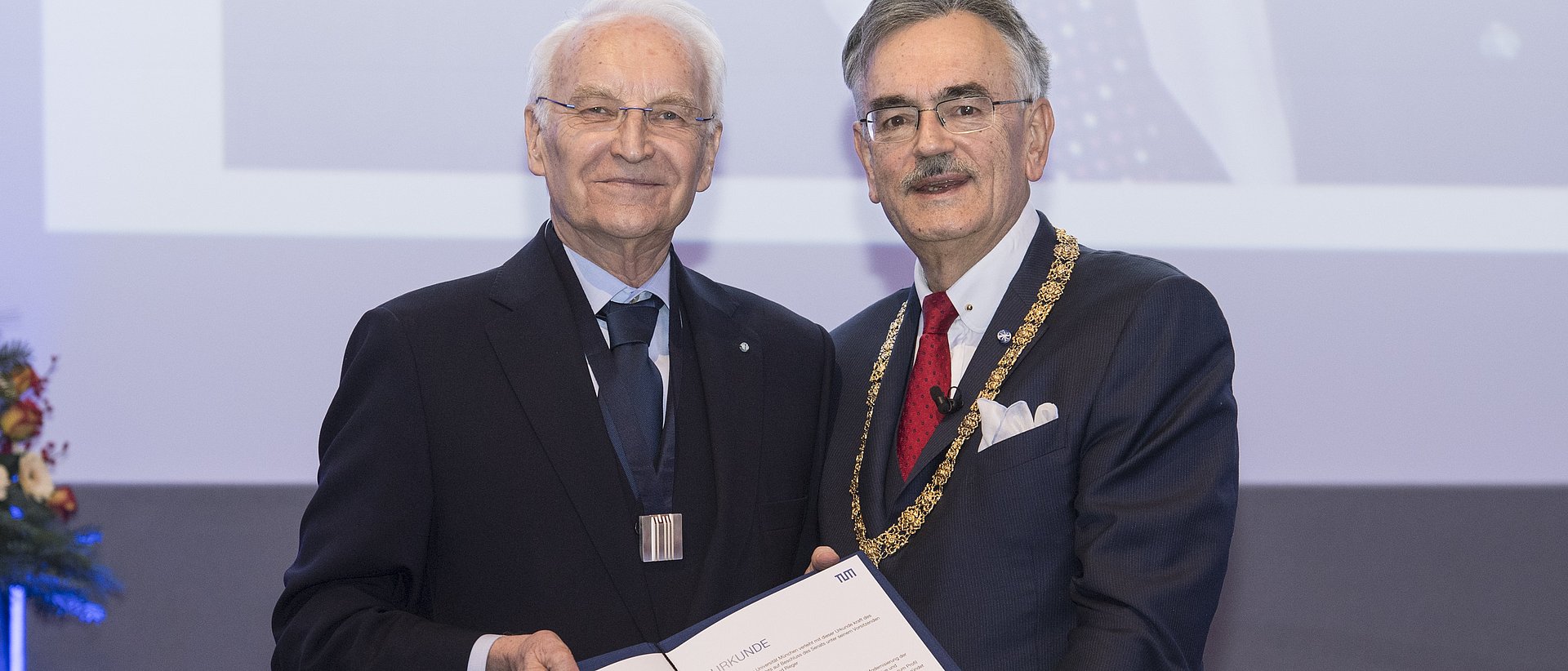 Präsident Prof. Wolfgang A. Herrmann (r.) überreicht Dr. Edmund Stoiber die Ehrensenatorenwürde der TUM.