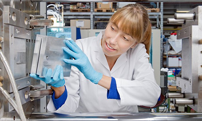 Researcher in an TUM laboratory