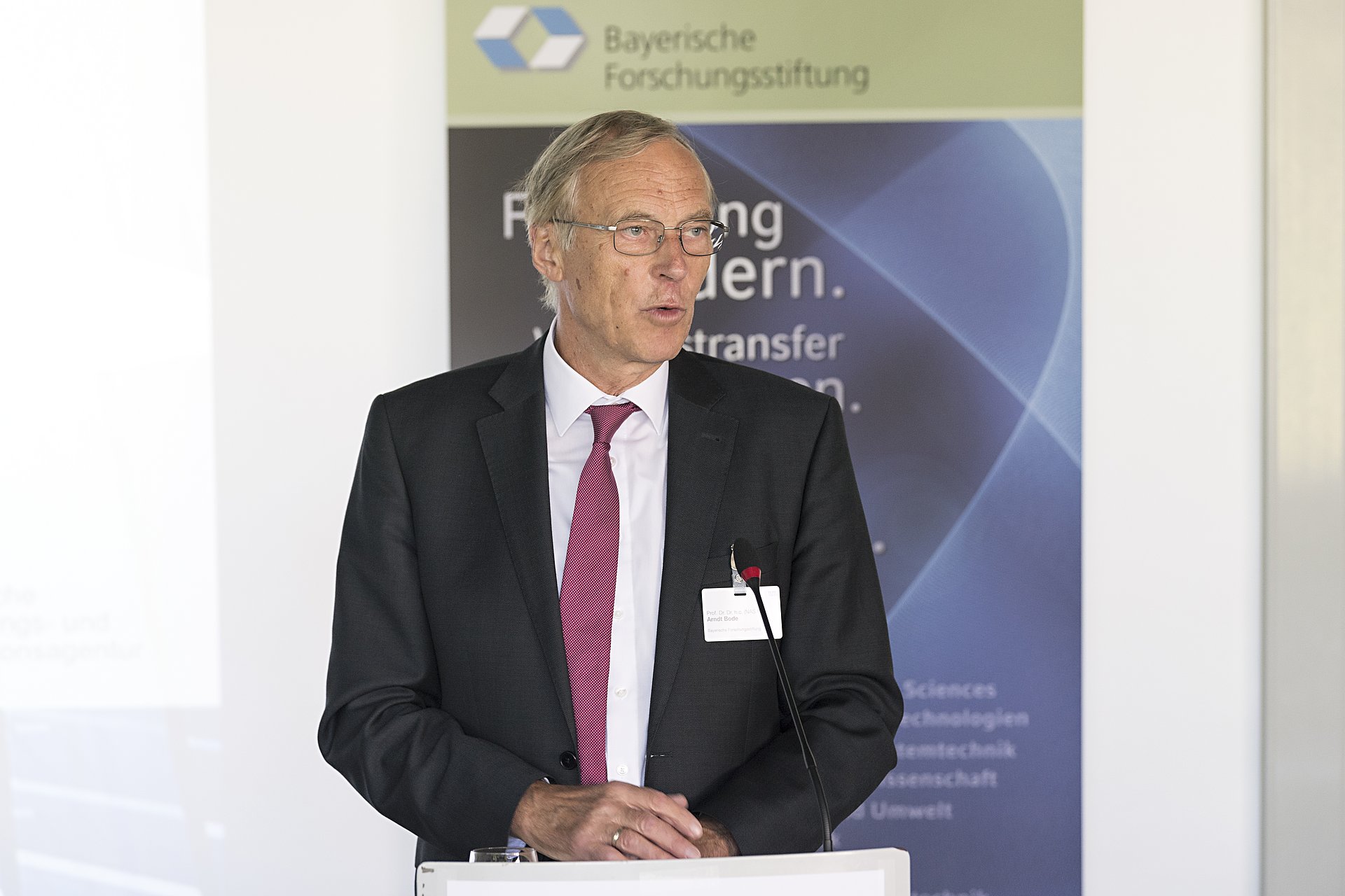 Prof. Arndt Bode, President of the Bavarian Research Foundation, presented the funding notifications to the research groups.