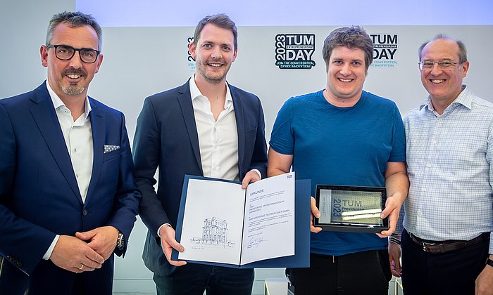 Daniel Metzler and Josef Fleischmann, founders of Isar Aerospace, are honored by Vice President Prof. Gerhard Kramer and Dr. Joachim Post, Chairman of the Board of Freunde der TUM.