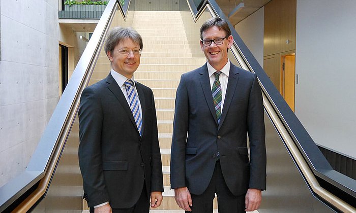 Prof. Volker Sieber (links) wurde zum ersten Rektor des neuen TUM Campus Straubing für Biotechnologie und Nachhaltigkeit ernannt. Verabschiedet wurde Prof. Klaus Menrad als Direktor des bisherigen Wissenschaftszentrums Straubing. (F. Münch / TUM)