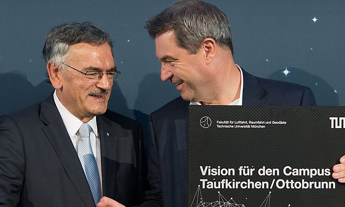 "Take-off" für die neue Fakultät der TUM. Prof. Wolfgang A. Herrmann, Präsident der TUM übergibt Ministerpräsident Dr. Markus Söder ein Buch mit Visionen zum neuen Campus. 