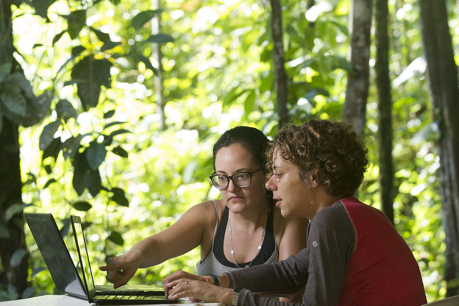 Katrin Fleischer (r.), researcher at the TUM, and Sabrina Garcia (l.) from the Instituto Nacional de Pesquisas da Amazônia working in the Brazilian rainforest. 