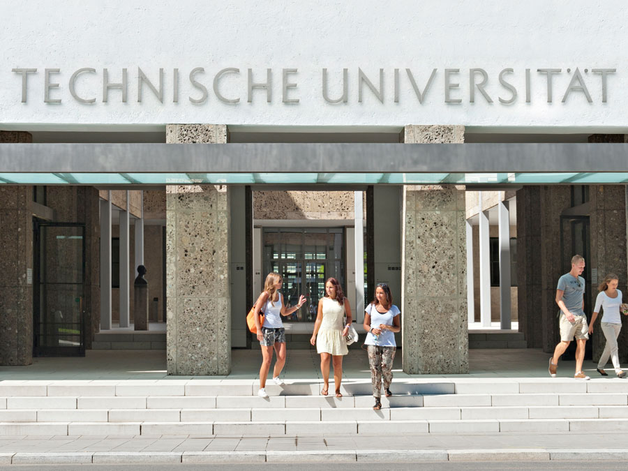Main entrance of TU München.