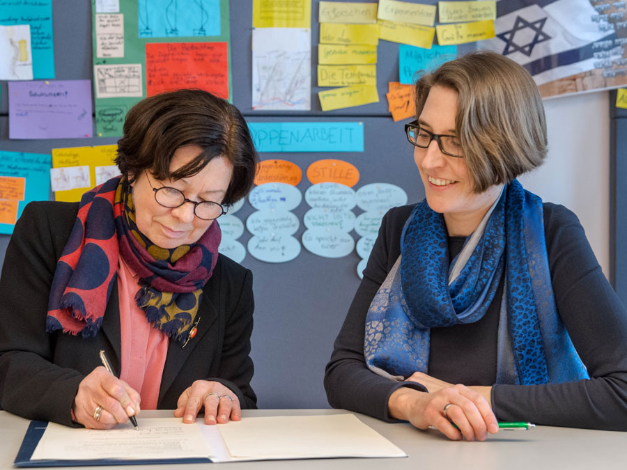 Kristina Reiss (l.), Dean of the TUM School of Education, and Miriam Geldmacher, Principal of Munich's Jewish High School, sign the agreement.