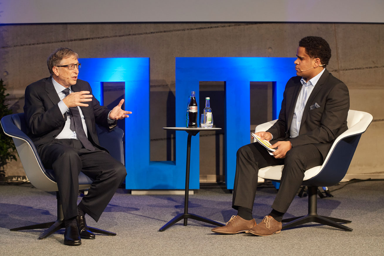 Bill Gates and student Nicki Weber discussing development policy at the TUM Speakers Series. (Photo: Heddergott / TUM)