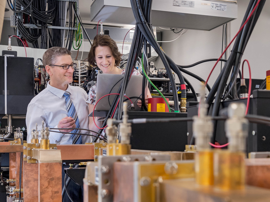 Prof. Franz Pfeiffer and PD Dr. Daniela Münzel at the mini-synchrotron Munich Compact Light Source.