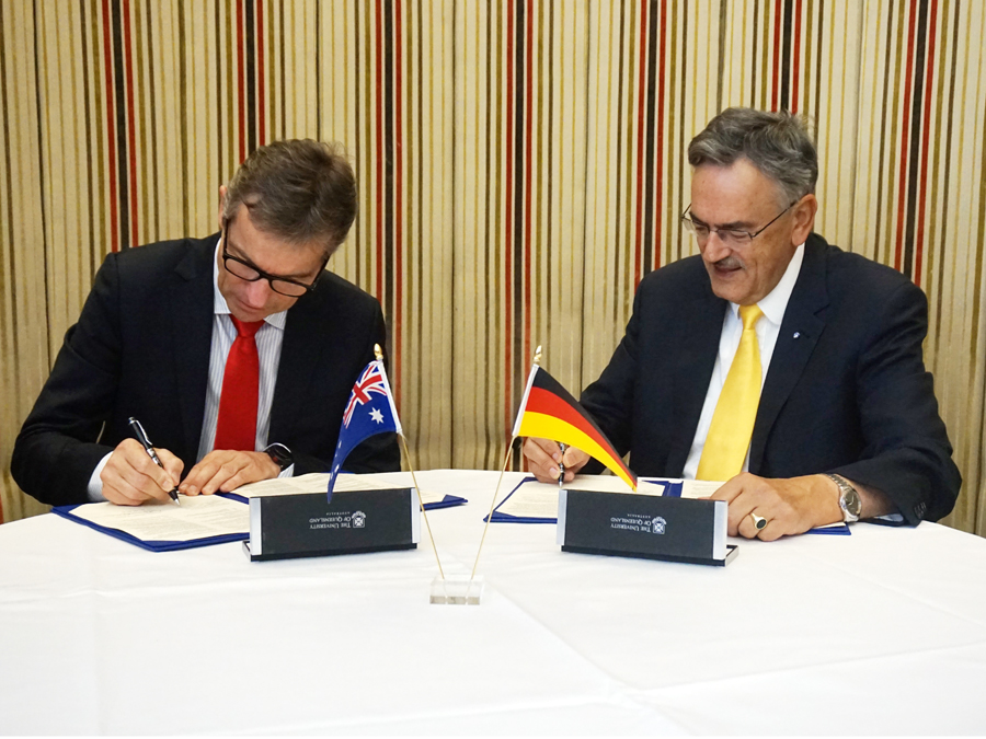 Prof. Peter Høj, president of the University of Queensland (left), and Prof. Wolfgang A. Herrmann, president of TUM, signing the agreement.