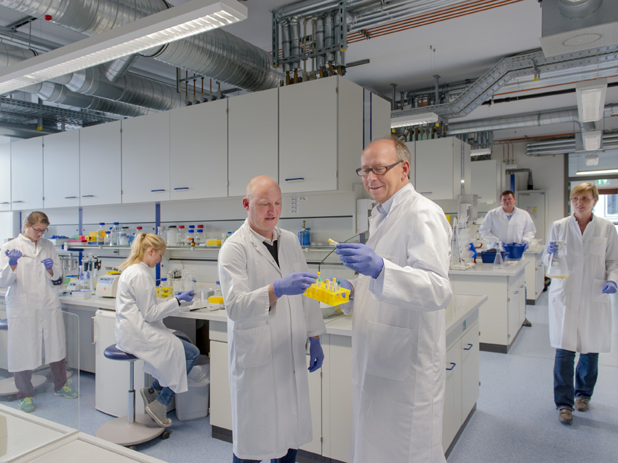 Prof. Percy Knolle (in the middle) and his team of the Institute for Molecular Immunology and Experimental Oncology search for novel technologies in immune diagnostics. (Photo: A. Heddergott / TUM)