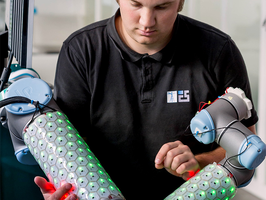 Philipp Mittendorfer with the artificial skin for robots "Cellul.A.R.Skin" (Image: Astrid Eckert / TUM)