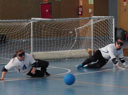 Zwei Goalball-Spieler versuchen einen gegnerischen Angriff abzuwehren (Foto: Ch. Weber / TUM)