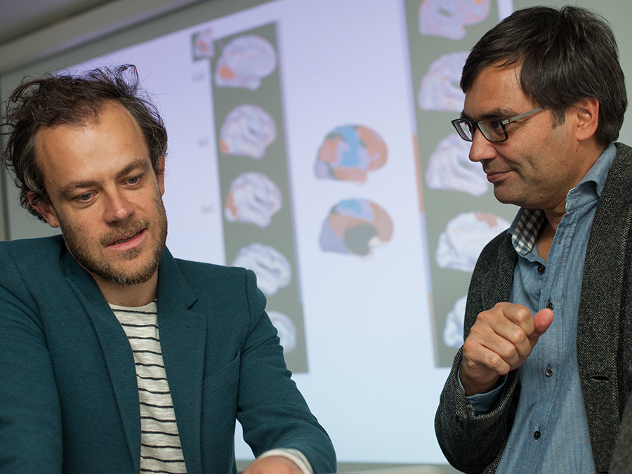 Dr. Valentin Riedl (left), research group leader in the Neuroradiology Department of University Hospital rechts der Isar of the TUM, with his colleague Dr. Christian Sorg. (Image: K. Bauer / TUM)