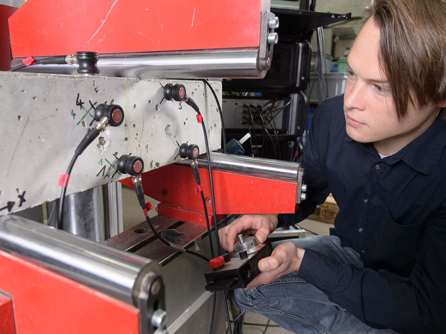Doctoral candidate Fabian Malm from the Chair of Non-destructive Testing is calibrating the sensors. (Photo: Werner Bachmeier / TUM)