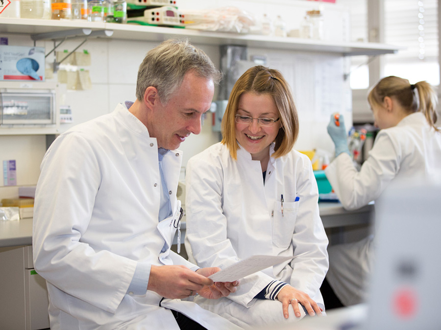 Prof. Jens Siveke with his colleague Dr. Marija Trajkovic-Arsic who was also involved in the pancreatic cancer study. (Photo: Sylvia Willax)