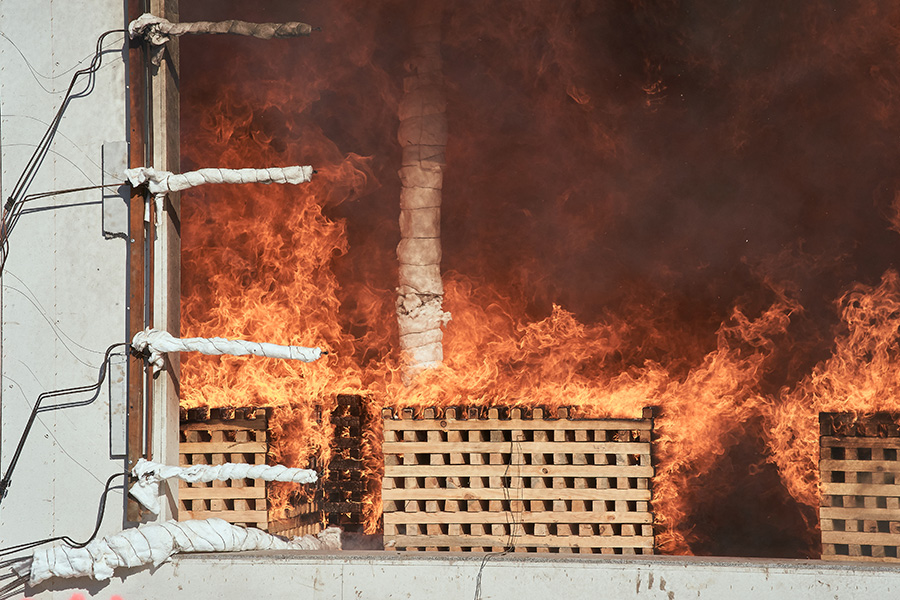 Bei einer Branddauer von zwei Stunden sind etwa sechs Tonnen der Holzkrippen und Bauteile verbrannt.