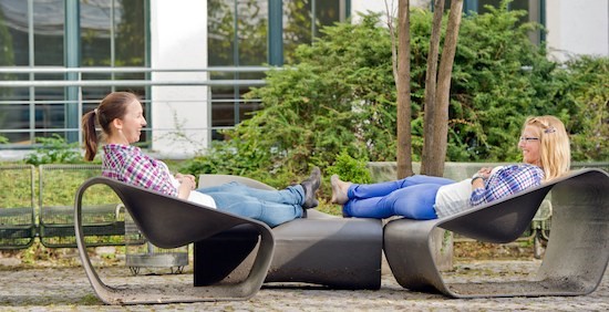 Zu zweit fällt der Anfang leichter: ein Buddy hilft bei Fragen zum Studienstart (Bild: Eckert/Heddergott)