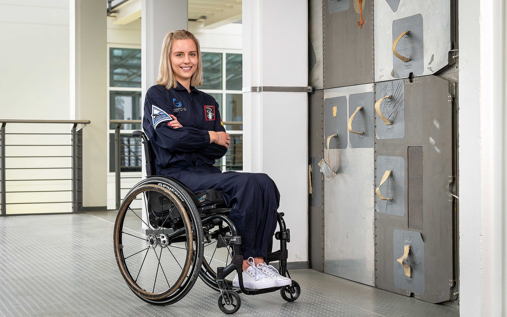 Aerospace-Studentin Michaela Benthaus in der TUM School of Engineering and Design vor einer Bodenplatte, die Teil eines Space Shuttles war.