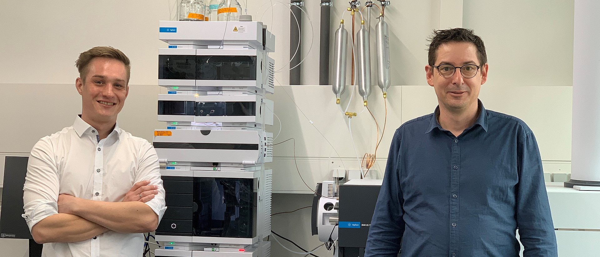 Felix Thoma und Bastian Blombach im Labor der Professur für Mikrobielle Biotechnologie am TUM Campus Straubing für Biotechnologie und Nachhaltigkeit. Felix Thoma und Bastian Blombach im Labor der Professur für Mikrobielle Biotechnologie am TUM Campus Straubing für Biotechnologie und Nachhaltigkeit.