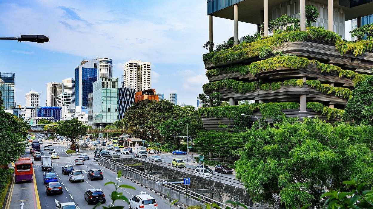 Urban life in Singapur Street view in Singapore with cars and buildings.
