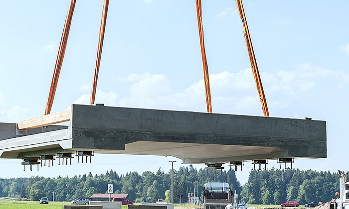 Bei Gmund ist die erste Eisenbahnbrücke aus ultrahochfesten Beton eingehoben worden.