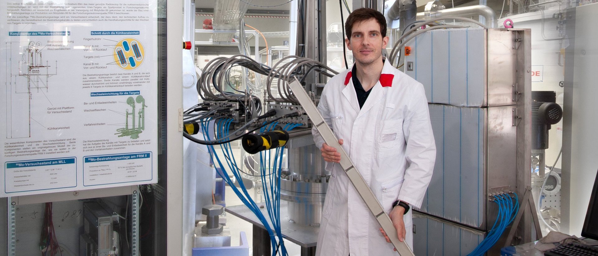 Dr. Tobias Chemnitz an der Testanlage für die Mo-99-Produktion am FRM II auf dem Forschungscampus Garching.