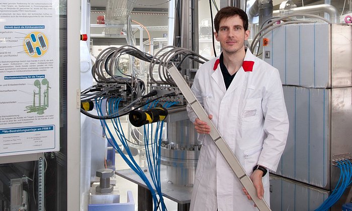 Dr. Tobias Chemnitz an der Testanlage für die Mo-99-Produktion am FRM II auf dem Forschungscampus Garching.