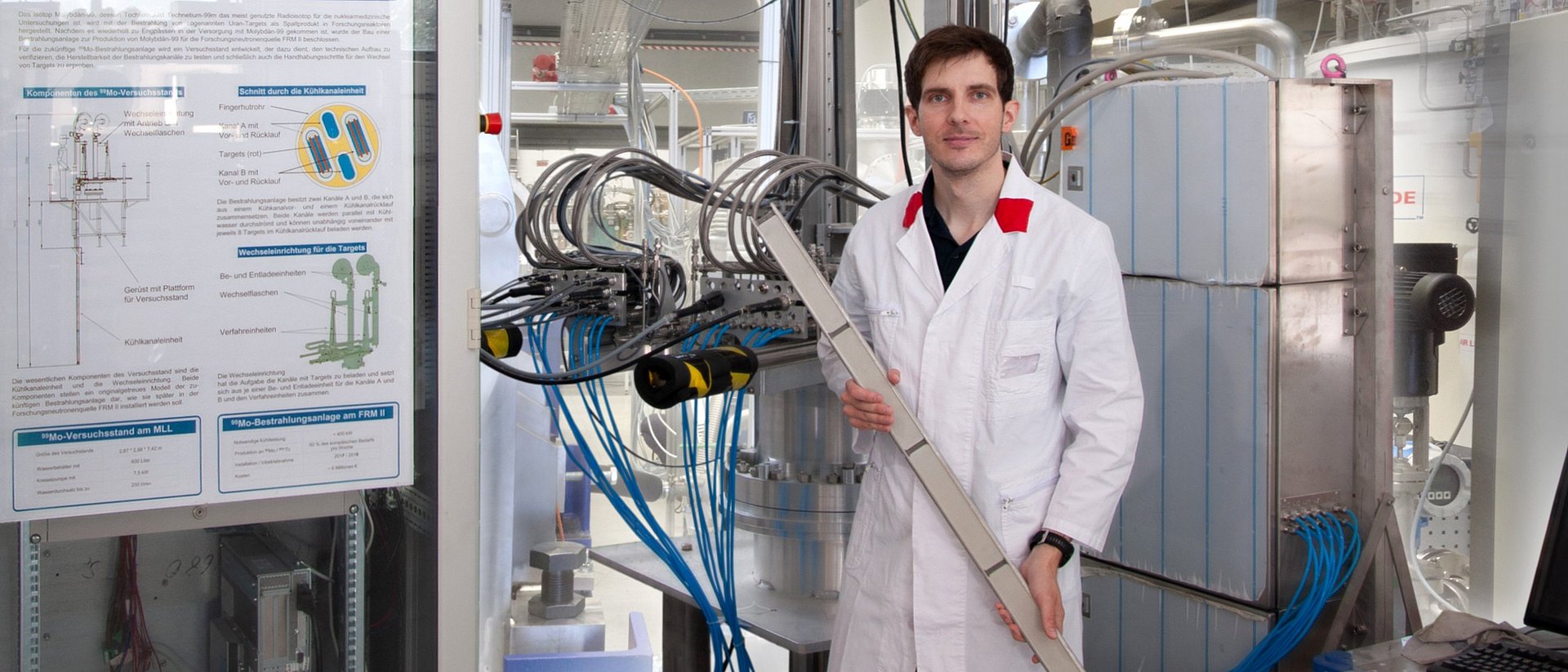 Dr. Tobias Chemnitz at the test facility for Mo-99 production at FRM II at the Garching reserach campus.