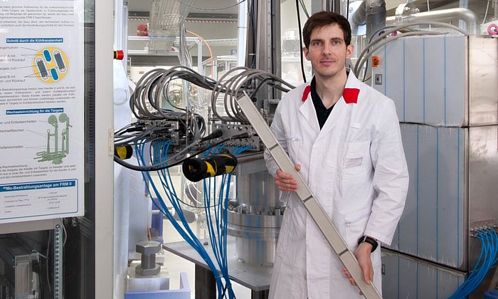 Dr. Tobias Chemnitz at the test facility for Mo-99 production at FRM II at the Garching reserach campus.