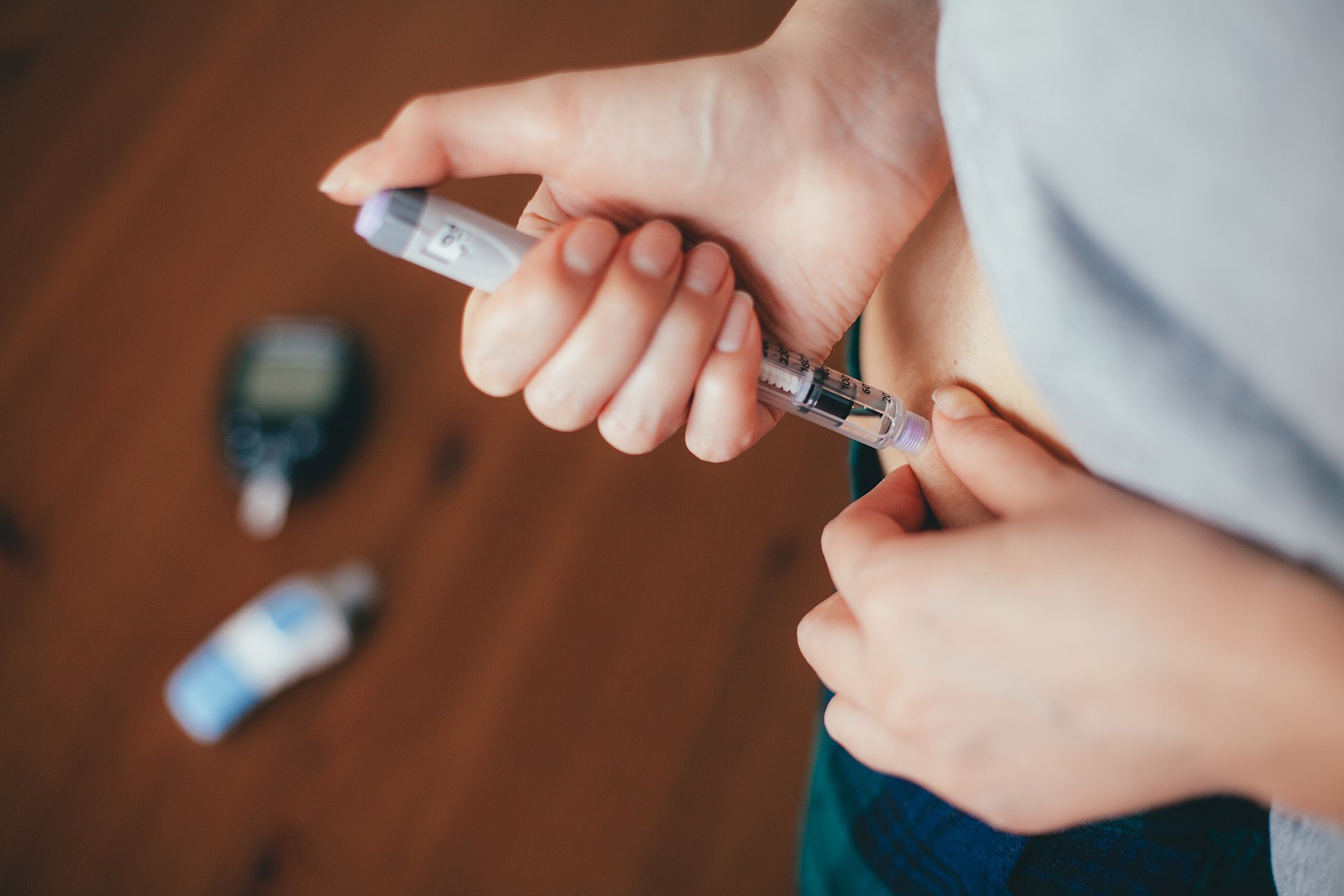 A women injecting insulin