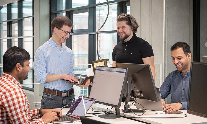 Das Team des Start-ups CyberDesk mit den beiden Gründern Tobias Lieberum und Prabhakar Mishra.
