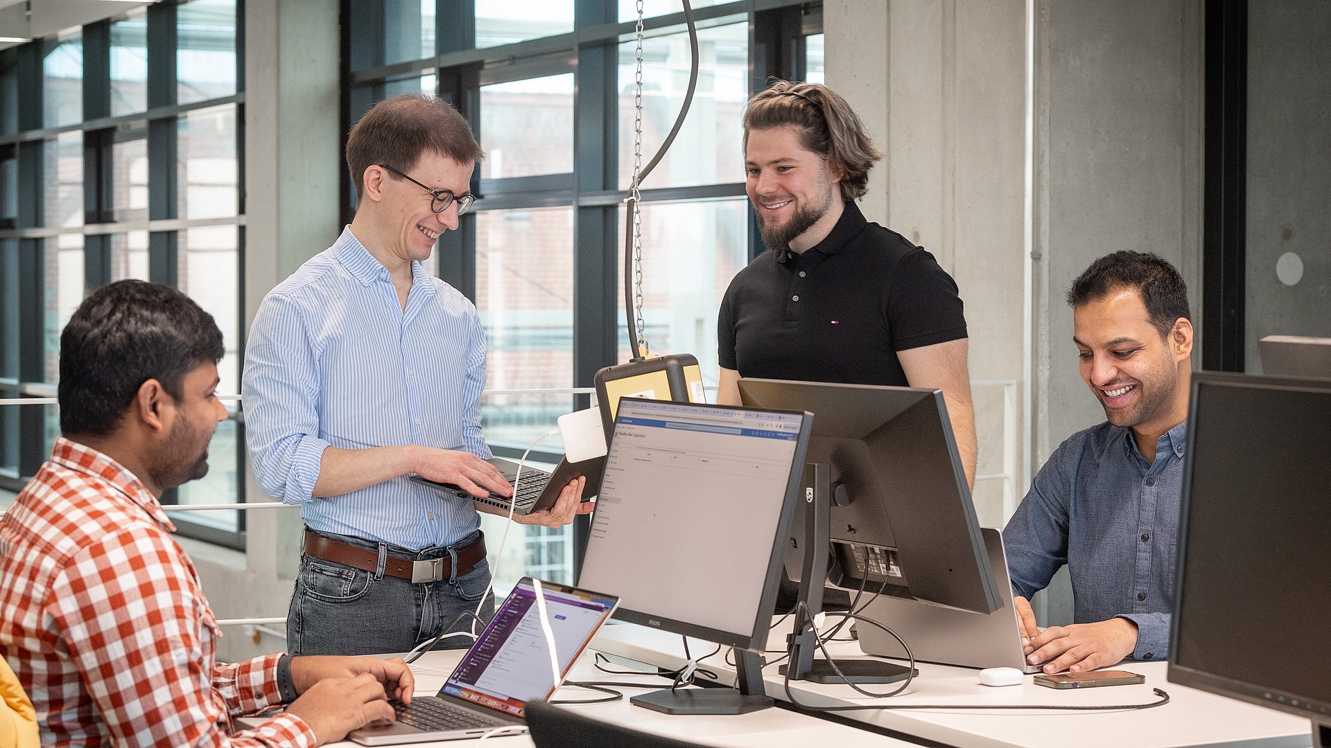 Das Team des Start-ups CyberDesk mit den beiden Gründern Tobias Lieberum und Prabhakar Mishra.