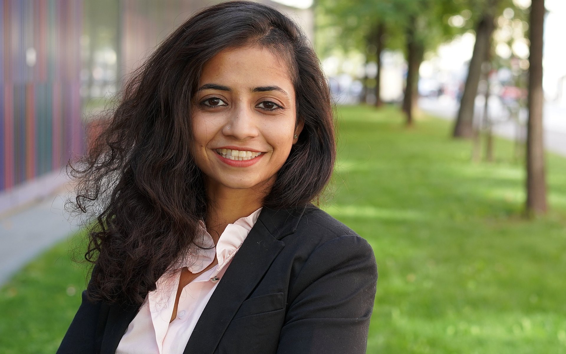 Bevor Nikita Jayswal an der TUM ihren zweiten Master in ClimaDesign absolvierte, engagierte sie sich ehrenamtlich für eine NGO in Uganda und war als Nachhaltigkeitsexpertin für Großprojekte im Nahen Osten zuständig. - Bild: Privat