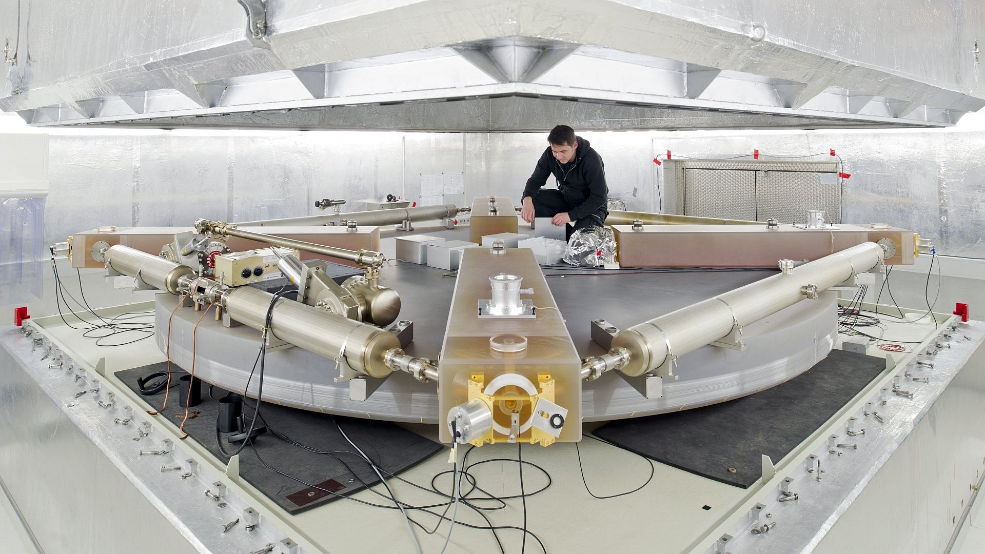 Der Ringlaser in Wettzell. Ein Mann arbeitet an einem Ringlaser.