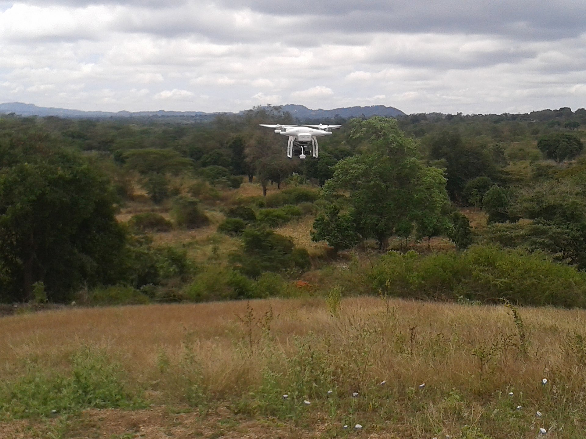 Drohne beim Überflug von agrarisch genutzten Flächen entlang von Flussläufen in Kenia. (Foto: J.C. Habel / TUM)