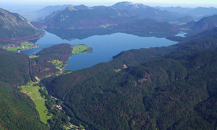 Der Walchensee mit der Versuchsanstalt für Wasserbau der TUM im Vordergrund. (Bild: M. Aufleger / TUM)