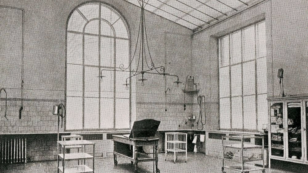 Alter Operationssaal im Klinikum rechts der Isar im Jahr 1893.